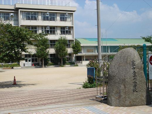 正門から学校全景