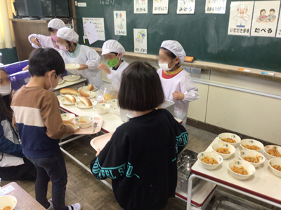 給食　配膳のようす