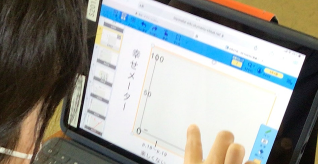 タブレットに入力する児童