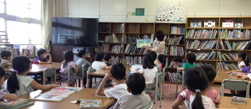 図書館での読み聞かせのようす