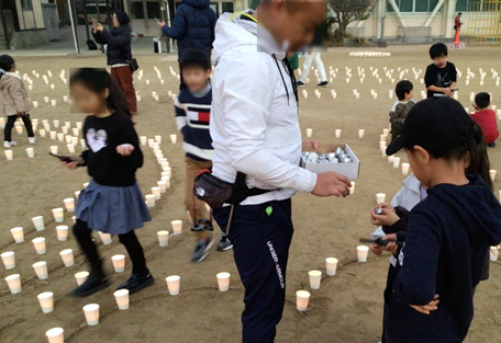 子どもたちがキャンドルを並べるようす