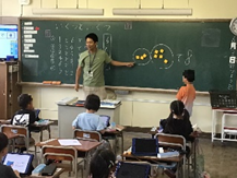 黒板を使った授業のようす