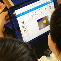 タブレットを活用する児童