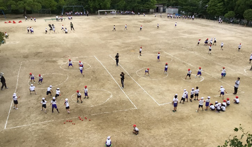 運動場での合同体育のようす