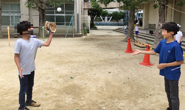 大谷選手から贈られたグローブでキャッチボール