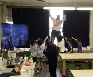 カーテンに隠れた先生を見つけた子ども