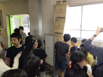 怪しい段ボールを調べる子どもたち