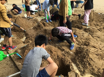 砂場で川の流れを体験