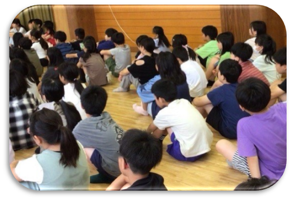 話を聞く児童のようす