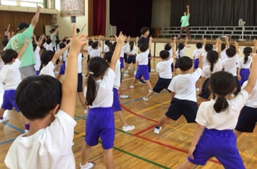 体育館でのダンスの練習のようす