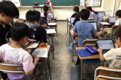 新しいタブレットを使う児童2