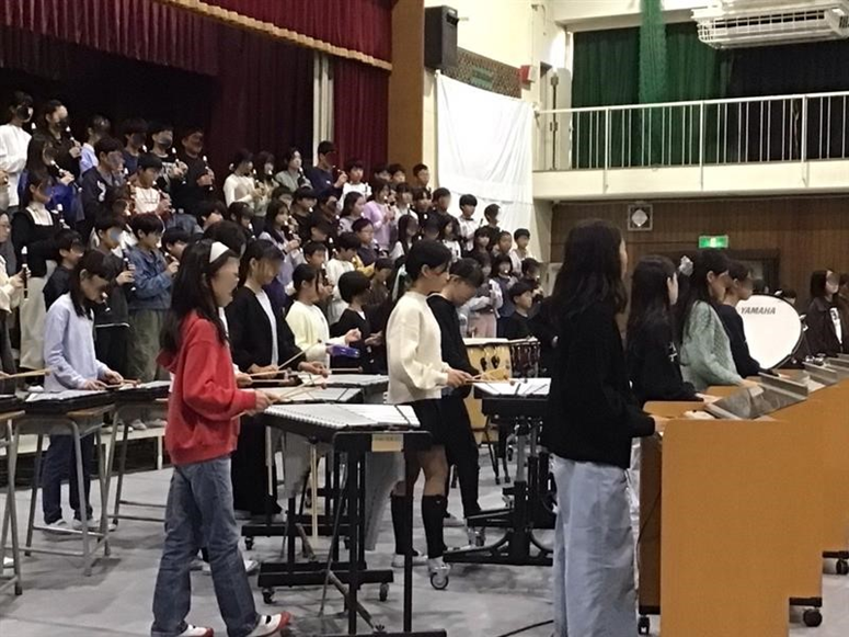 6年生合奏と合唱のようす