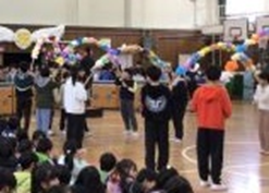 5年生が作る色とりどりのアーチ