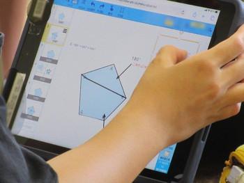 タブレットで算数（図形）の問題に取り組む児童